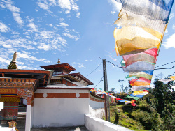 mit Gebetsfahnen geschmückter Tempel in Bhutan